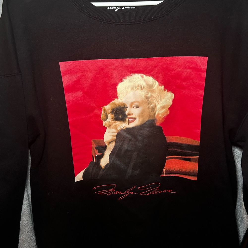 Black sweatshirt